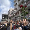 Manifestants brandissant des roses en faveur de la non-violence, à Baniyas (syria-frames-of-freedom / flickr)