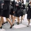 Salariées japonaises à la sortie des bureaux (DR).