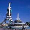 La scintillante Achgabat, ville-vitrine équipée des technologies dernier cri, contraste avec le reste du pays qui vit dans la misère. DR