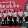 Femmes au pouvoir en Asie : des militants du Pheu Thai Party posent au Rajamangala Stadium devant l'affiche de campagne de Khun Yingluck Shinawatra, première femme thaïlandaise à devenir Premier ministre, à quelques jours des élections du 3 juillet 2011