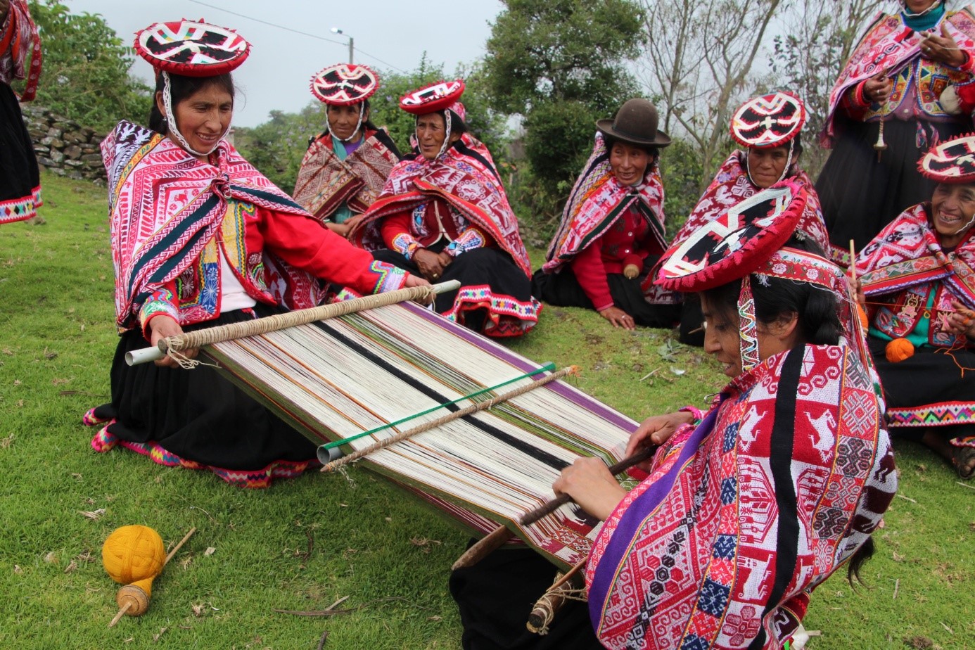 Les artisanes de la communauté de Ccachin (district de Lares, région de Cusco) font partie de l’association Inkakunaq Ruwaynin. Crédit photo : Victor Charruaud