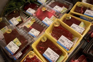 Viande de baleine sur l'étal d'un magasin japonais. Seuls 5 % des habitants de l'archipel consomment régulièrement ce plat. DR