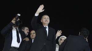 Le premier ministre turc Recep Tayyip Erdogan accueilli par ses partisans au retour d'une tournée de 3 jours au Maghreb jeudi 5 juin à Istanbul