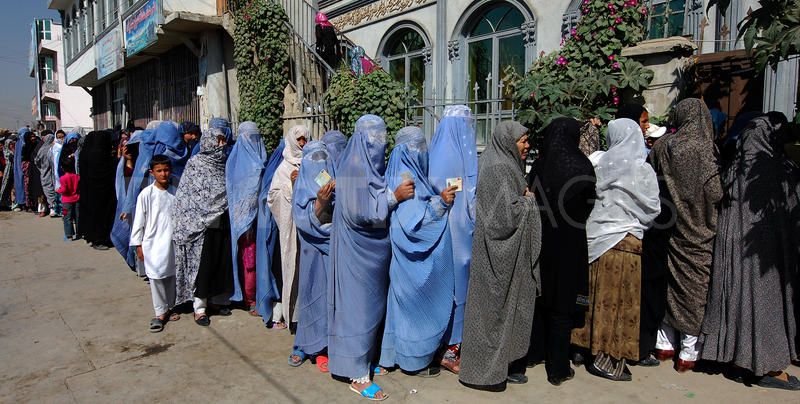 Les femmes afghanes font la queue au bureau de vote pour les élections parlementaires, en septembre 2010.