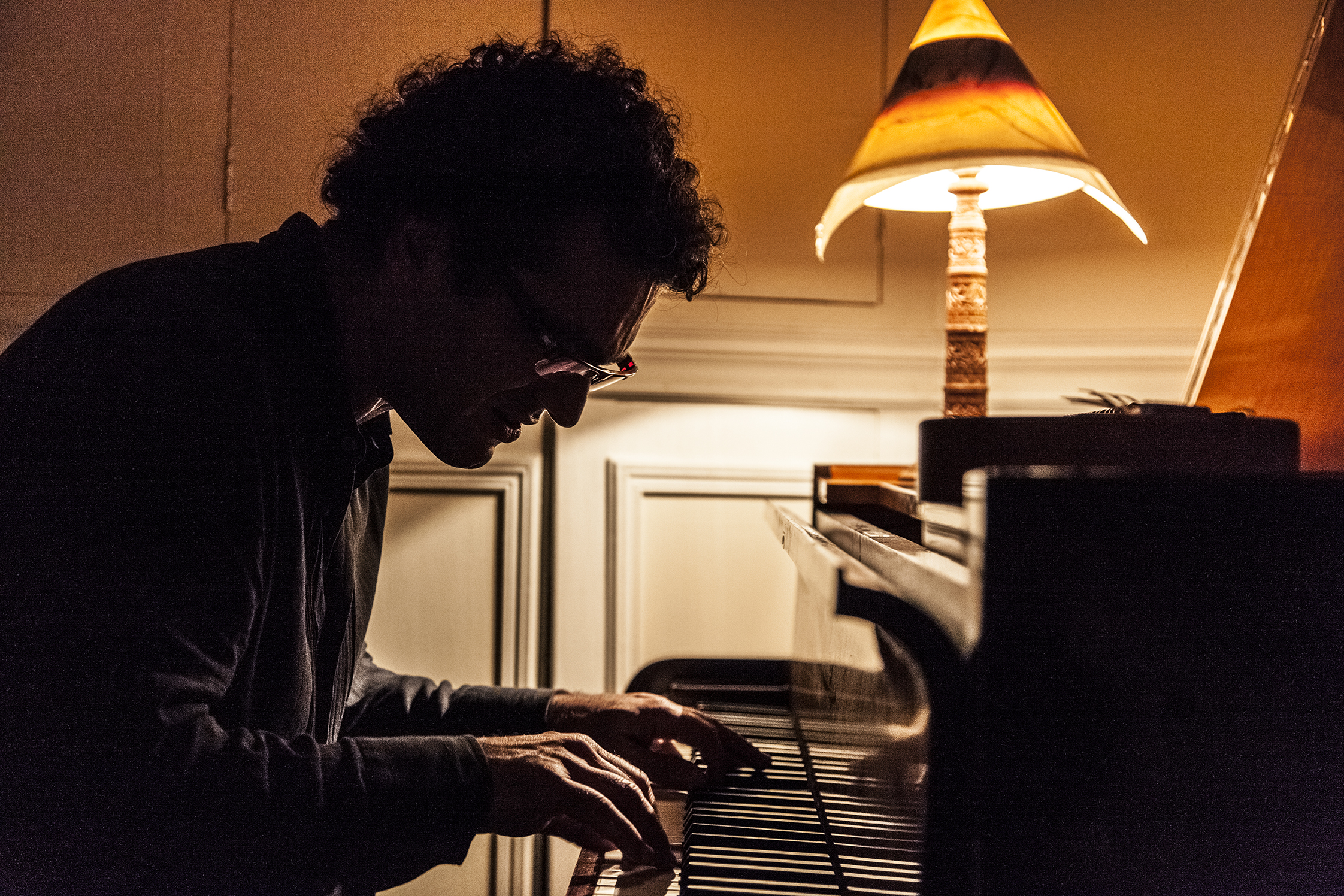 آرشید آذرین پای پیانویی در پاریس 13 مارس 2014 عکس از الن الورزا