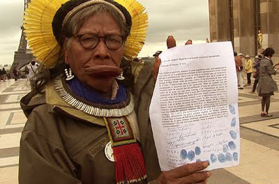 Le chef indien Raoni et sa pétition contre le barrage du Belo Monte