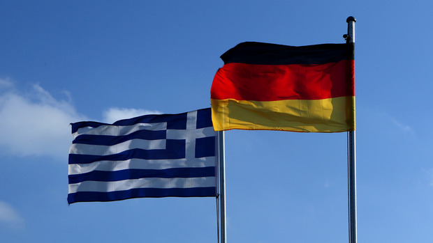 Fahnen von Deutschland und Griechenland