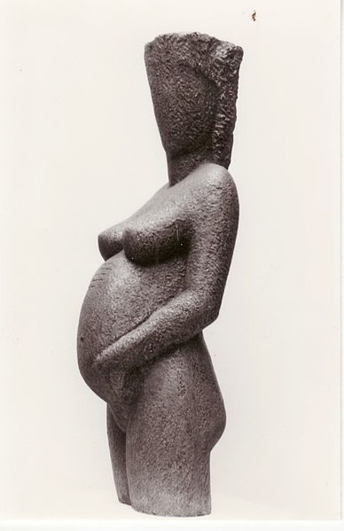 Femme enceinte, par le sculpteur Achiam  Crédit photo : Odile Soshani / Wikimedia Commons