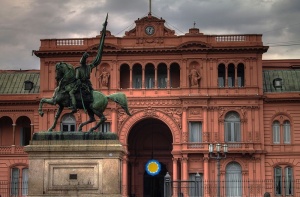 La façade avant de la Casa Rosada, siège du gouvernement d’Argentine. Crédit photo : Gino Lucas Turra / Creative commons