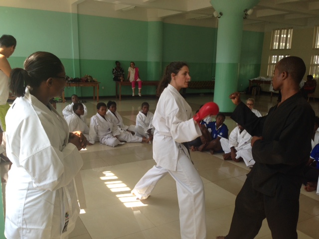 Laurence Fischer fait une initiation karaté avec Franck Kwabe, enseignant, à la Maison Dorcas de Panzi (en RD Congo) où sont accueillies les femmes victimes de viols de guerre - Crédit photo : Équipe des Écoles de l'Espoir