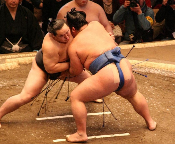 Match entre Asashōryū et Kotoshōgiku en 2008 - Crédit photo : Arcimboldo - Wikimedia Commons