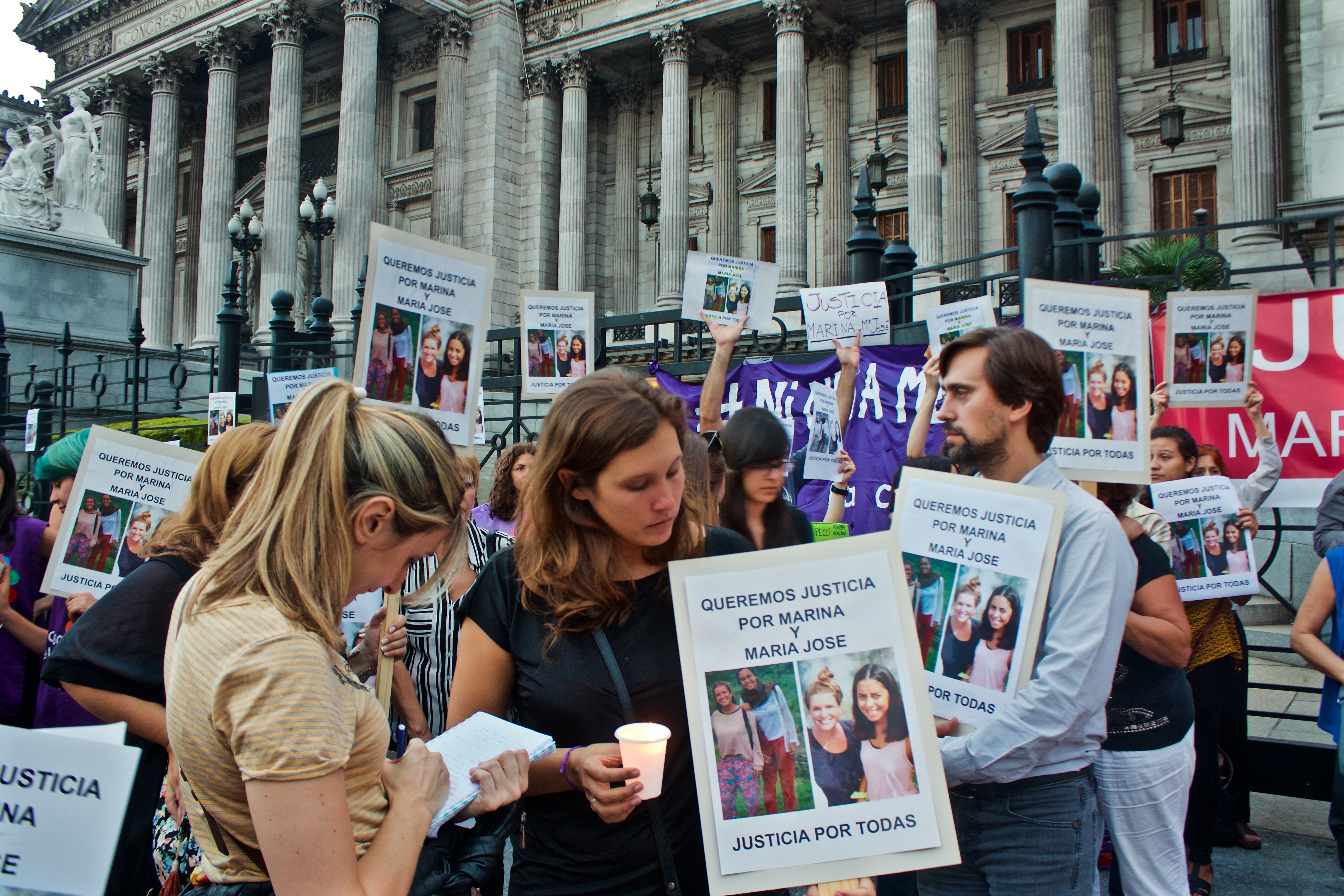 Vanesa Lijdens, cousine de l’une des victimes, interrogée par une journaliste locale, lors du rassemblement en hommage aux deux jeunes femmes organisé le 8 mars 2016. Crédits photo : Justine Perez.