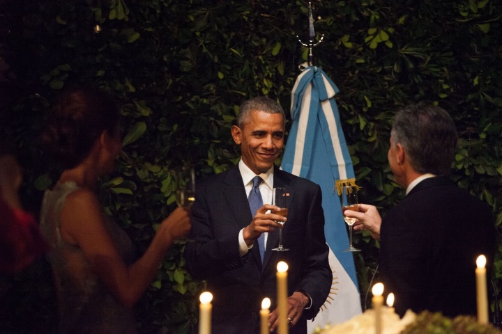 Juliana Awada, première dame argentine, Barack Obama et Mauricio Macri trinquent lors d’un cocktail privé au Centre culturel Kirchner - Crédits : Casa Rosada / Wikimedia Commons. 