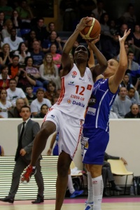 Villeneuve d’Ascq et Basket Landes (ici lors d’un match de championnat en 2013) étaient cette année opposées en demi-finale de l’Eurocoupe - Crédit photo : Pierre-Yves Beaudoin, Wikimedia Commons