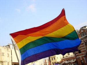 Drapeau symbole de la lutte pour les droits de la communauté LGBT.  Crédits : Theodoranian (Creative Commons) 