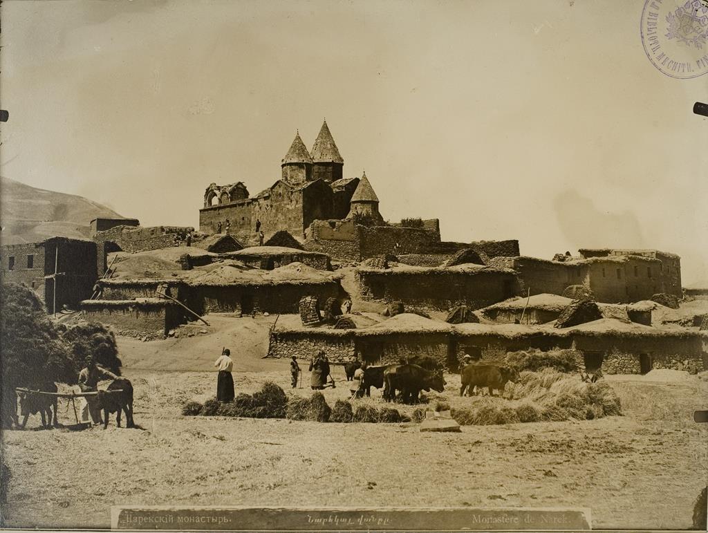 Ancienne carte postale. Vue générale sud-est (Congrégation des Mékhitaristes de Vienne) du monastère de Nareg qui a été dynamité en 1951.