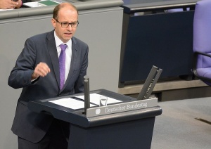 Michael Brand à la tribune du Bundestag - Crédit photo : Büro MB, Wikimedia Commons