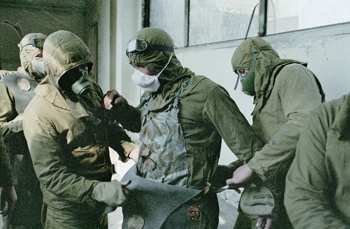 Igor Kostine, Habillage à la feuille de plomb avant de monter sur le toit, Juillet 1986 - Photos du livre d’Igor Kostine : Tchernobyl, confessions d’un reporter
