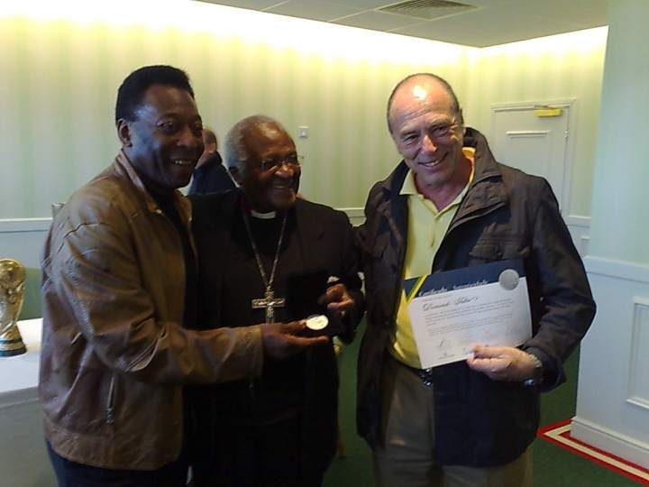 Pelé, Jose Carneiro, PDG de l'Hôpital Petit Prince, et Desmond Tutu remettant la médaille "Objectifs de vie"