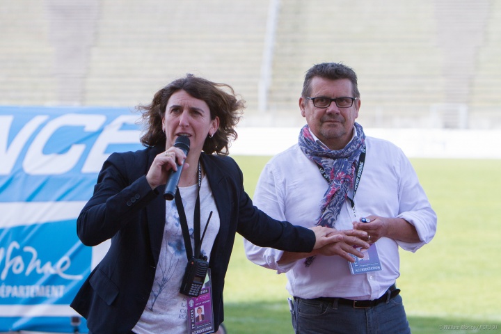 Marinette Pichon remerciant l'un des collaborateurs du FCF Juvisy début mai 2016 lors de la dernière rencontre à domicile du club. Crédit Photo : William Morice