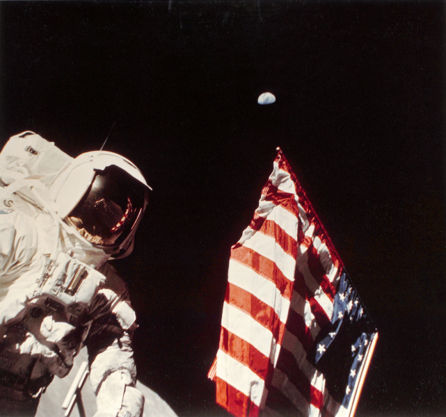 Apollo-17-AS17-134-20384-Earthrise-Flag-Colour
