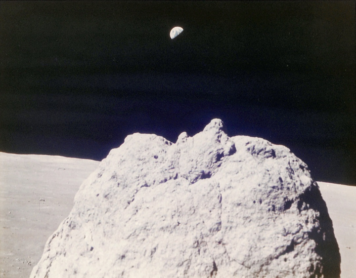 Apollo-17-AS17-137-20910-Earthrise-Rock
