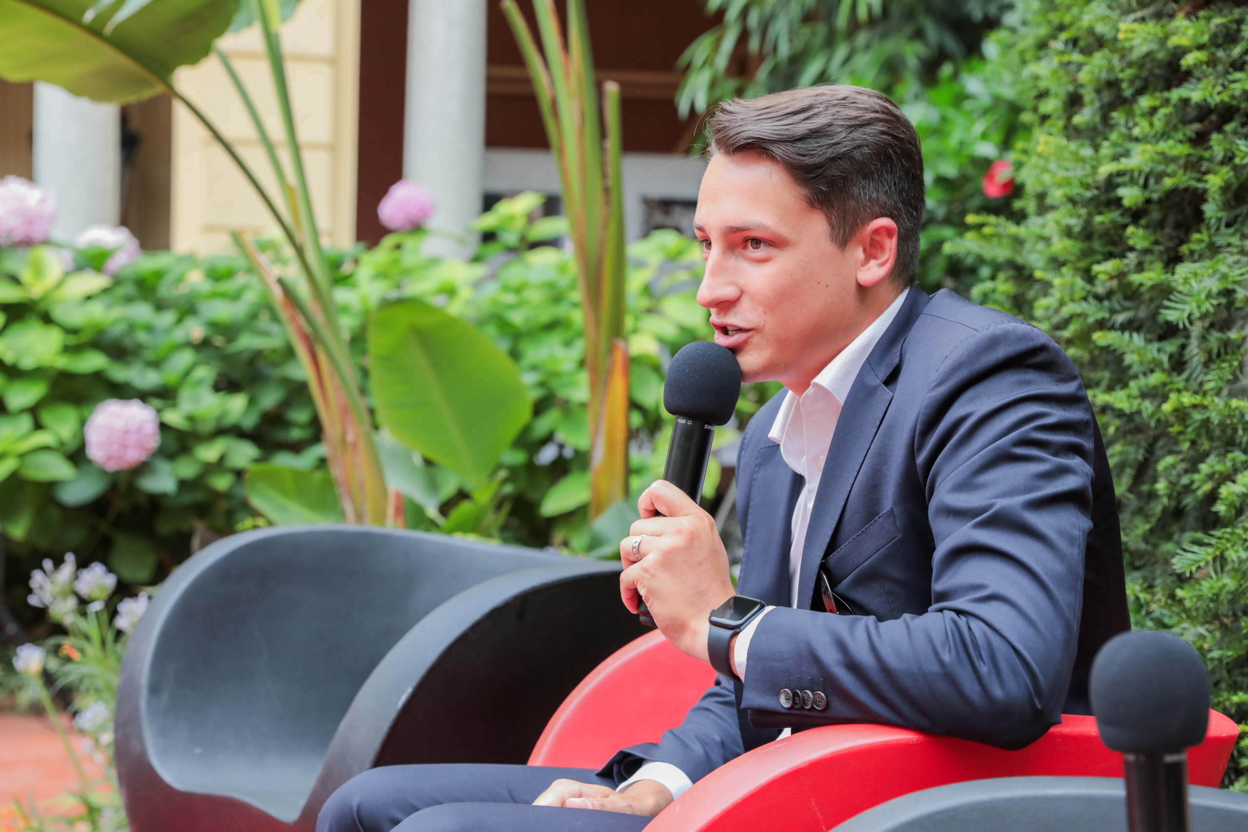 Un roman, un débat au Pavillon Henri IV avec Jacque de Villiers : « Mon bâtard du Roussillon est comme le Puy-du-Fou, il puise dans l’histoire de quoi faire vibrer nos cœurs aujourd’hui. »