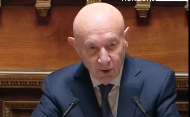 Et la Cravate (orange) de « l’humour qui dit vrai » est attribuée cette semaine à... Claude Malhuret sur le « n’importe quoi » qu'est devenue l'Assemblée nationale