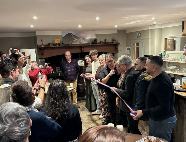 À Tournemire, le bar « Chez Jean-Mi » ouvre ses portes : une belle histoire de village vivant.