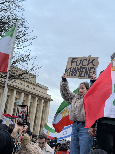 Alice Cordier galvanise la foule lors d’un rassemblèrent pour l’Iran à Paris