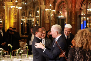 Iftar pour la paix : À Paris, Omar Harfouch émeut l’ambassadeur américain avec son « Concerto pour la paix »