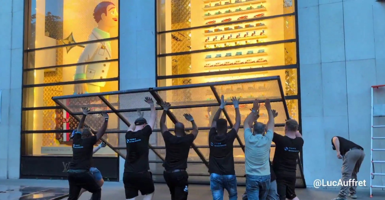 La France (et les commerces) se barricade contre la nouvelle France. VW (vu sur le web)