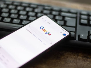 Google AI Overviews arrive en France : les éditeurs de presse saisissent l’Autorité de la concurrence