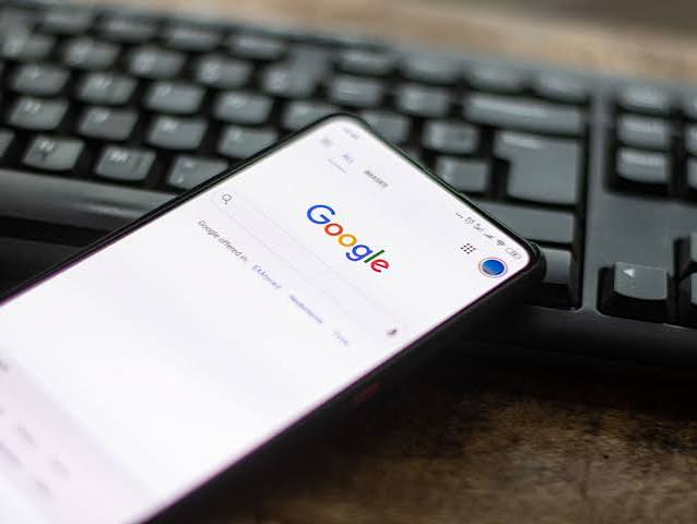 Google AI Overviews arrive en France : les éditeurs de presse saisissent l’Autorité de la concurrence