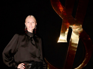 Yulia Lobova Harfouch au premier rang de Saint Laurent aux côtés de Hailey Bieber, Catherine Deneuve et Zoë Kravitz