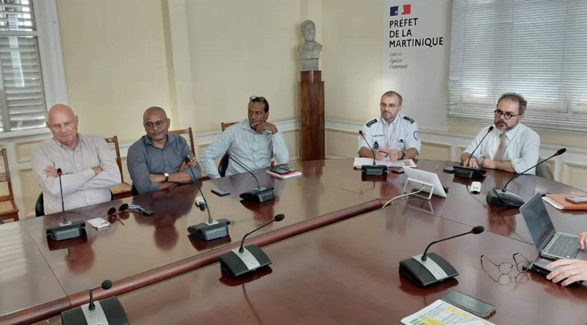 Martinique : avec fermeté et autorité, préfet et maires main dans la main pour stopper les violences de Petitot & co. L’édito Outre-mer de Michel Taube